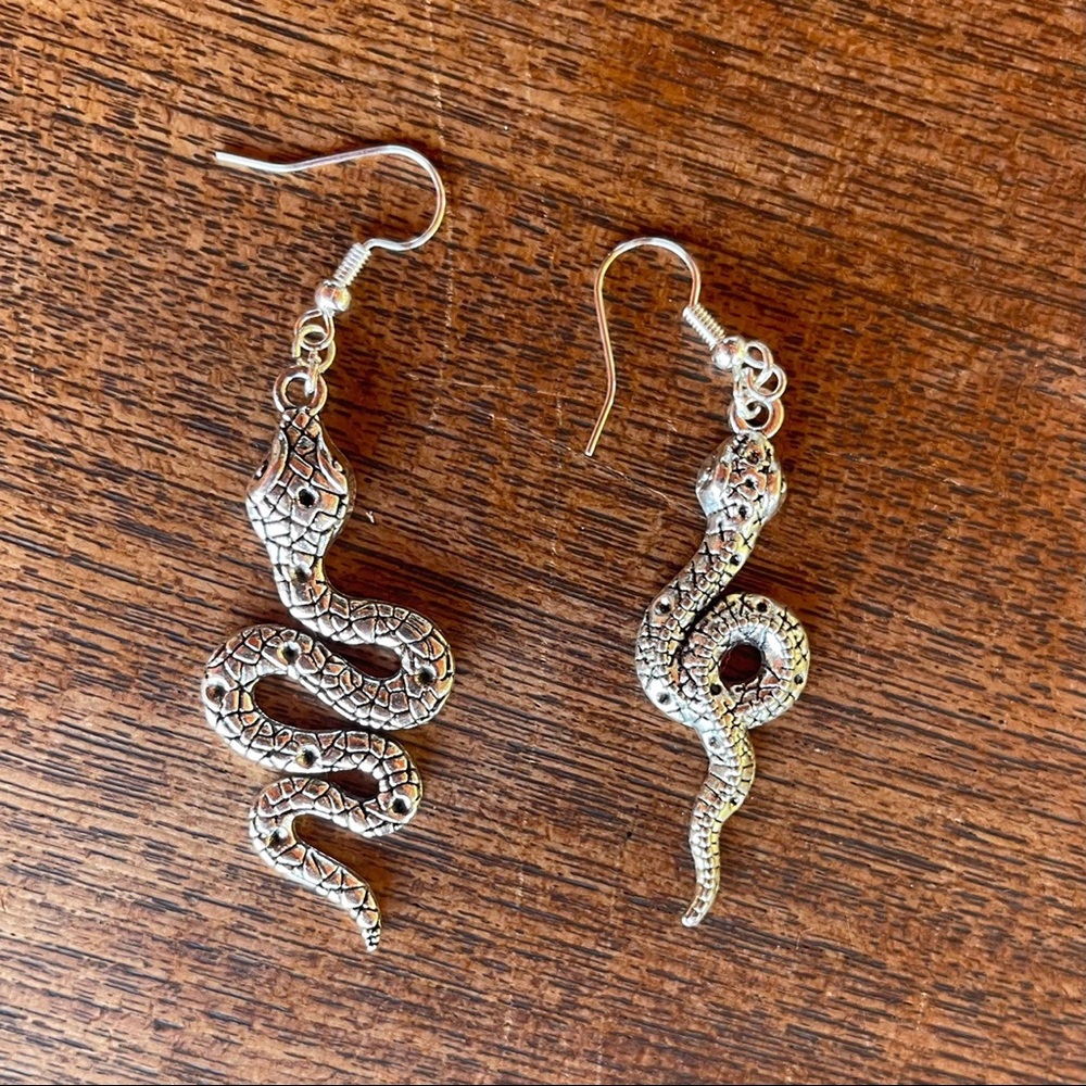 Metal snake earrings 🐍